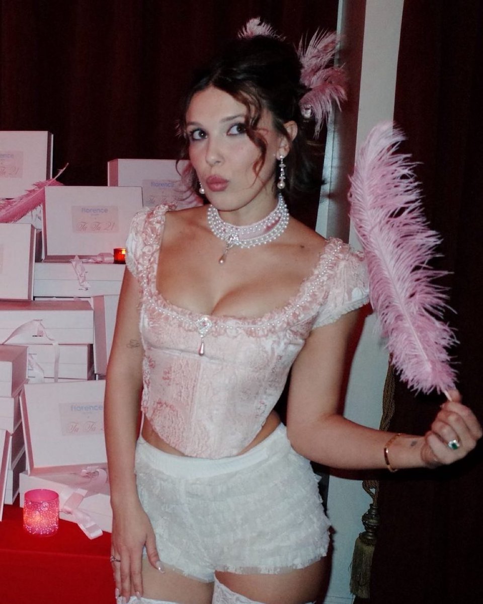 TheCinesthetic's tweet image. Millie Bobby Brown x Florence by Mills 📸