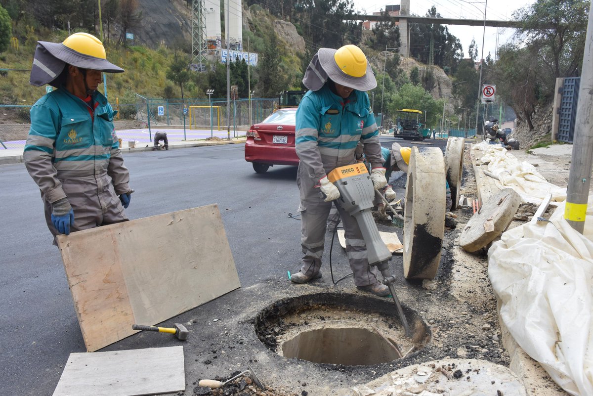 SMIPLaPaz's tweet photo. #Ahora| ¡Los detalles son importantes! Continúan los trabajos en la avenida del Poeta. #LaPaz

#DeLaTormentaALaEsperanza 
@ivanariasduran  #AvDelPoeta #Emergencias 
@LaPazAlcaldia @SMRGV_GAMLP @SMIPLaPaz https://t.co/Dltw4XnBCH