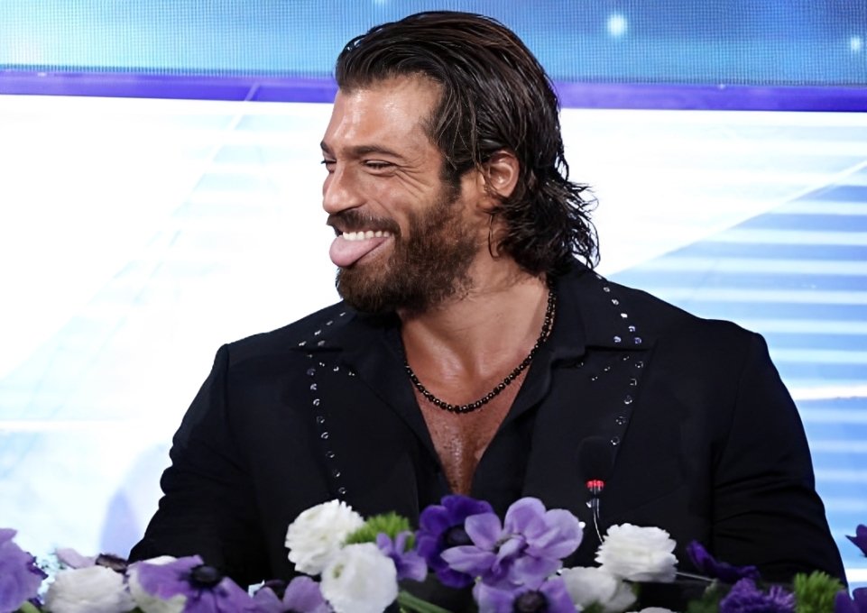 Can Yaman, Sanremo Festivali'nde “Türkçe şarkı söyleyecek misin?” sorusuna yanıt verdi: “Hayır, sonra Türkiye'de viral olurum ve beni yine tutuklarlar.”