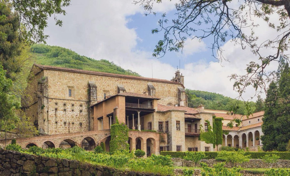 Hoy se cumplen 526 años del nacimiento de Carlos V, el emperador que reinó sobre un imperio en el que no se ponía el Sol y que, pudiendo elegir cualquier destino, escogió Yuste, en Cáceres, para retirarse del mundo.