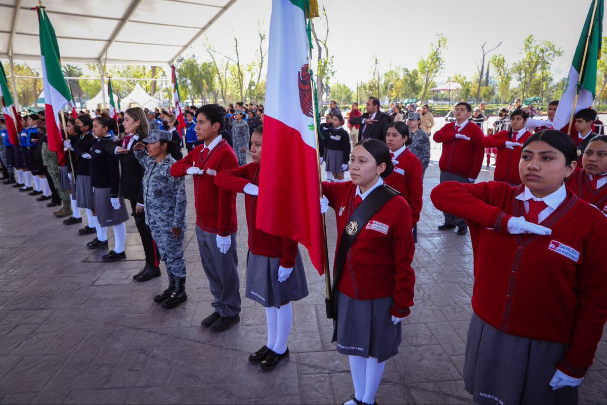 El secretario de Educación Pública de Hidalgo, <a href="/natycastrejonv/">Naty Castrejón</a>, junto al gobernador <a href="/juliomenchaca_/">Julio Menchaca</a>  y miembros del gabinete estatal, conmemoraron el Día de la Bandera en Plaza Juárez de Pachuca, donde se realizó un recuento histórico sobre el valor, la identidad y el significado
