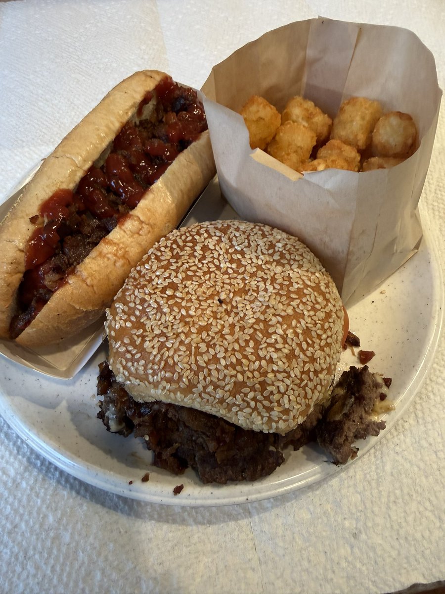 Tenleytown411's tweet photo. Dog Haus Biergarten is up and running on Connecticut Avenue in Van Ness.
In addition to food and drink, Dog Haus has 8 televisions - looks like they’re ready for when March Madness begins in 3 weeks.
#DogHausDC #VanNess #VanNessDC https://t.co/xtEnbDkgxR