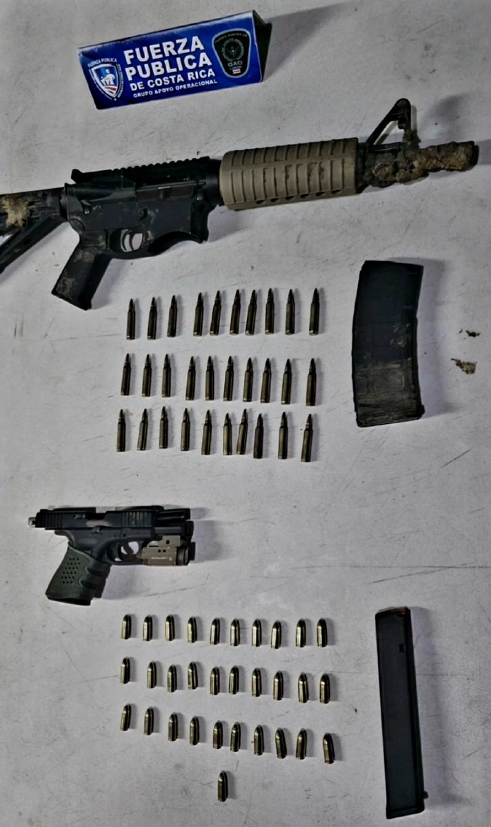 fuerzapublicaCR's tweet photo. El #GAOCR de la Fuerza Pública de #Limón aprehendieron a un sujeto que intentó huir al percatarse de la presencia de los oficiales, quienes ubicaron dos armas de fuego, municiones y cargadores. https://t.co/Bcj6bbDyZ6