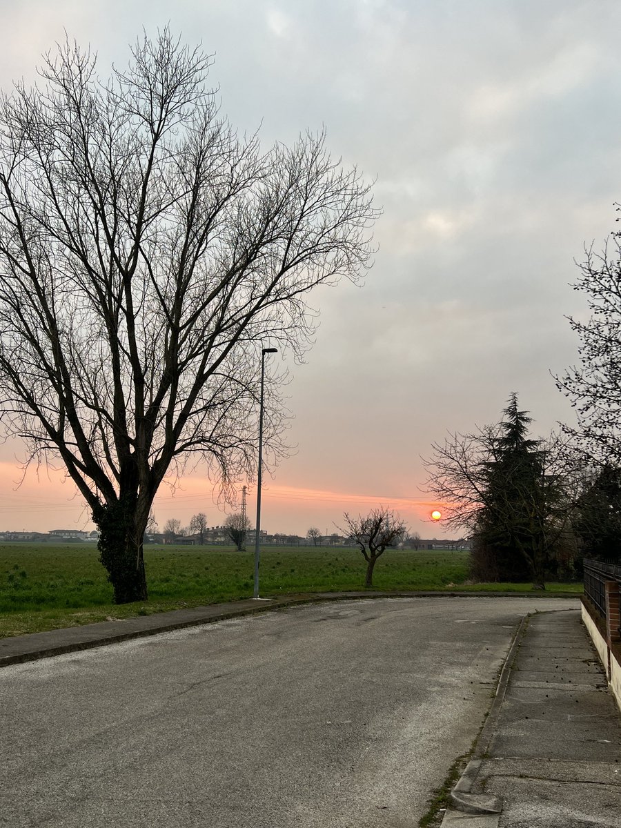 Il tramonto di stasera in pianura fa ben sperare per domani 🤞🚴🚴