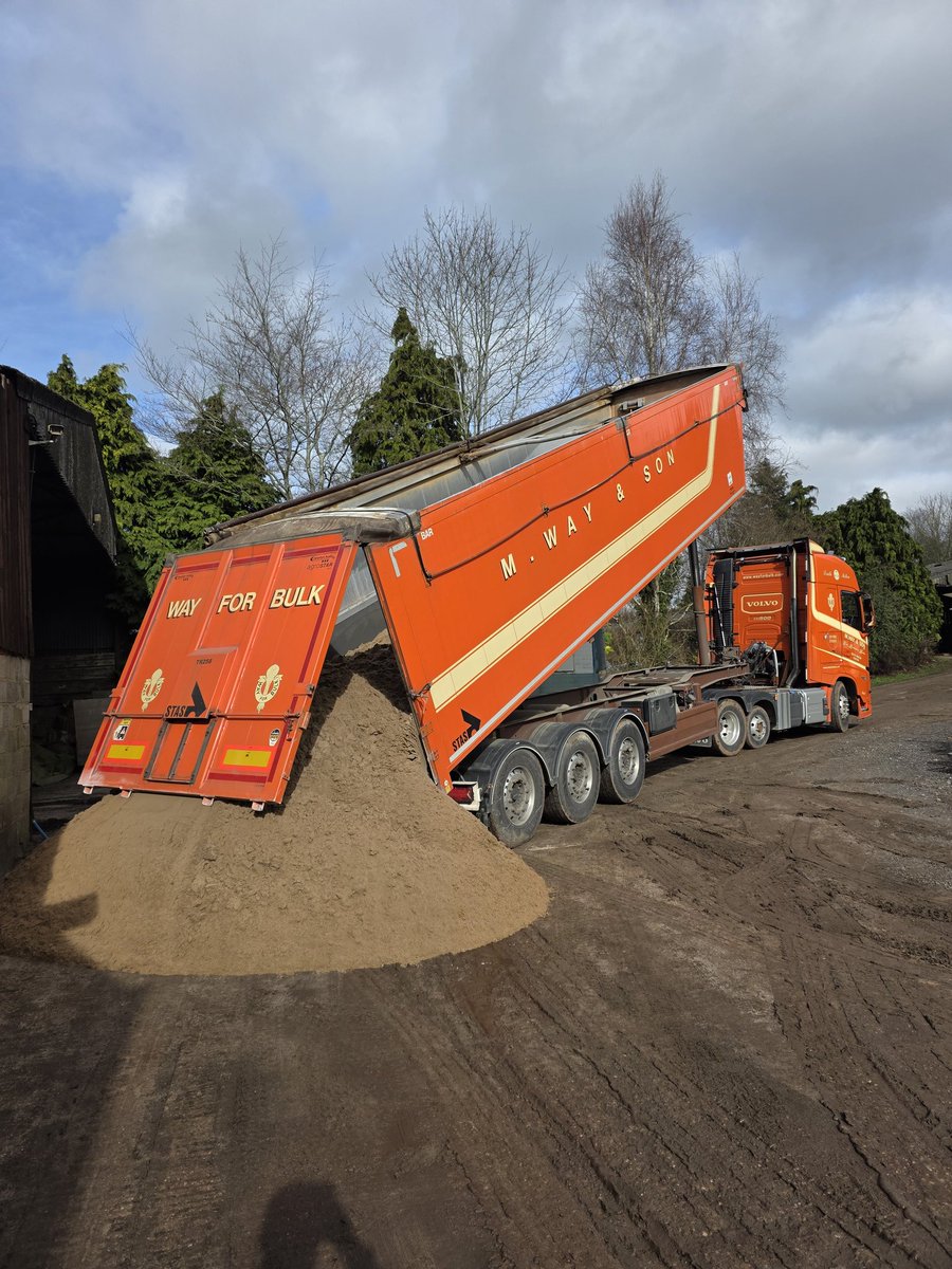BromsgroveGK's tweet photo. Preparing for the season ahead ⏳️ @terralift @Aitkens_turf @andyaitkens74
#greenkeeping #golf #product #topdressing https://t.co/0wFjZOMQIa