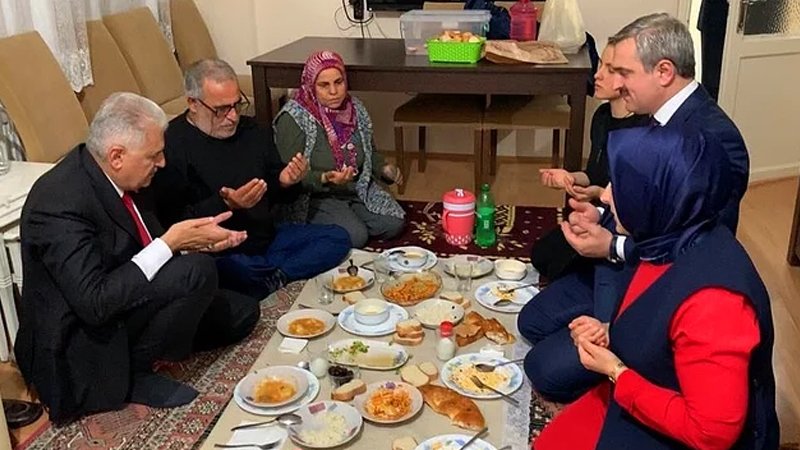 55 milyon dolar ödeyip uzaya adam göndererek zenginlik gösterisi yapıyorlar.
Ramazan da yemek masası olmayan (yersen) evlere gidip fakirlik gösterisi yapıyorlar.
Nasıl olsa kitle buna müsait, ne kitlersen kitle..!