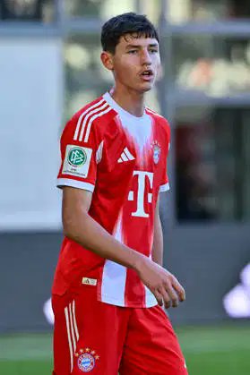 roro_bayern's tweet image. Le prometteur défenseur Cassiano #Kiala (17 ans) devrait être absent pendant trois mois en raison d'une rupture du ligament syndesmotique lors d'un match avec l'équipe allemande des moins de 17 ans.

Le jeune prodige Filip #Pavić (16 ans), membre de l'équipe des moins de 17 ans,