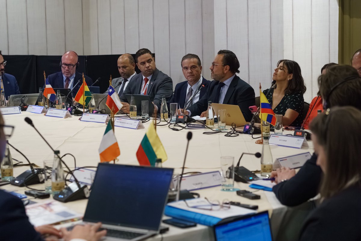 ELPACCTO's tweet photo. 🚨Arranca en Santiago 🇨🇱 la II Reunión Institucional UE-CLASI (Comité Latinoamericano de Seguridad Interior) con el objetivo de: 

 🔹reforzar la cooperación birregional en seguridad
🔸 evaluar los avances en la hoja de ruta conjunta
🔹 avanzar en acciones operativas coordinadas https://t.co/EfagfqGTri