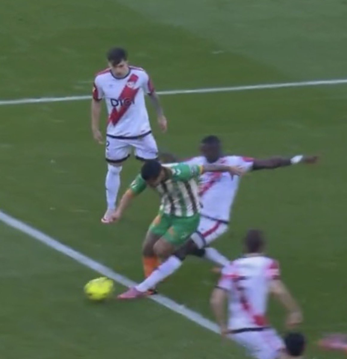 Para analizar una jugada no es necesario reírse del aficionado.

Si el contacto es rodilla izquierda de Mendy con izquierda del Cucho, sobra analizar la imagen.

Si es, como ellos ven, o quieren ver, que es en el pie. Pues no sé...

Es una barbaridad. Y nadie cambia nada.