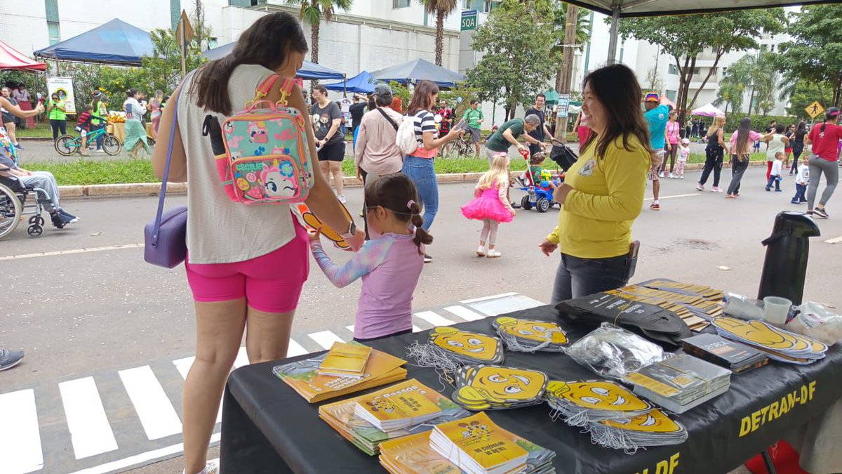 detrandfoficial's tweet image. #DetranDF alcança mais de 1,5 mil pessoas com ações educativas no fim de semana. As atividades foram realizadas em cinco regiões administrativas entre sexta-feira e domingo, com foco na volta às aulas e na segurança durante o Carnaval.📚🚦🎉
Veja mais em: detran.df.gov.br/w/detran-df-al…