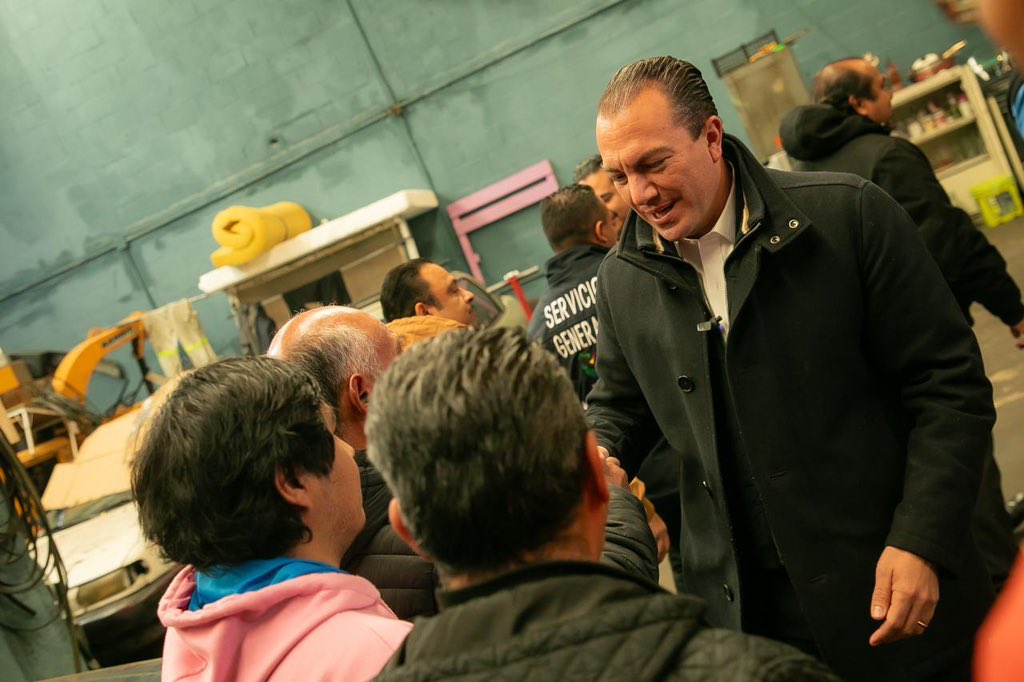 carlosorvananos's tweet photo. Hoy tuve el gusto de compartir con nuestros mecánicos y reconocer su invaluable labor en el Día del Mecánico.

Gracias a su experiencia y compromiso, nuestras unidades están en marcha y los servicios llegan a las colonias. Son pieza clave para que Cuajimalpa funcione.

Mi reconocimiento a su oficio, a sus manos expertas y a su esfuerzo constante.