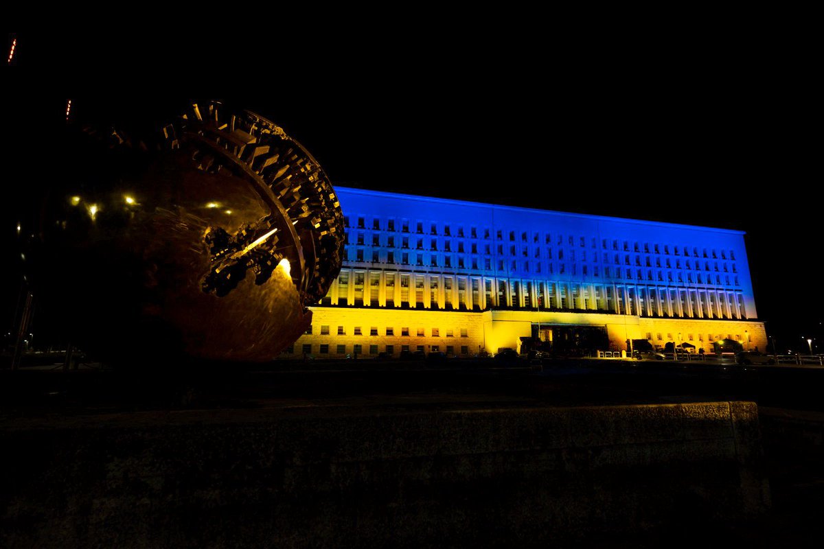 ItalyMFA's tweet photo. Nel quarto anniversario dell’invasione dell’Ucraina, la #Farnesina si illumina dei colori della bandiera 🇺🇦 in ricordo delle migliaia di vittime e in segno di vicinanza al coraggioso popolo ucraino, che da quattro anni difende la propria libertà. L’Italia ribadisce la ferma condanna dell’aggressione e rinnova il proprio sostegno a Kyiv, alla sua indipendenza, sovranità e integrità territoriale. 

Lavoriamo insieme ai partner europei e internazionali per una pace giusta e duratura. Oggi, come allora, siamo al fianco del popolo ucraino.

#StandWithUkraine #24Febbraio