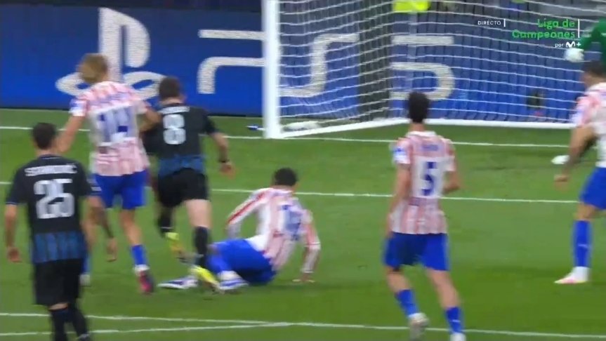 MrAsubio's tweet image. #Atlético #Brujas

🦵🏻 Tzolis tras soltar el balón recibe un leve impacto por parte de Pubill.

📌 ES RESIDUAL, SIGAN.

👮🏻‍♂️: ✅️
📺: ✅️

▪️Dejaría de ser residual para ser punible en 2 casos:

1️⃣ Si pudiese continuar con el balón.
2️⃣ La entrada en sí conllevase 🟨 o 🟥.
