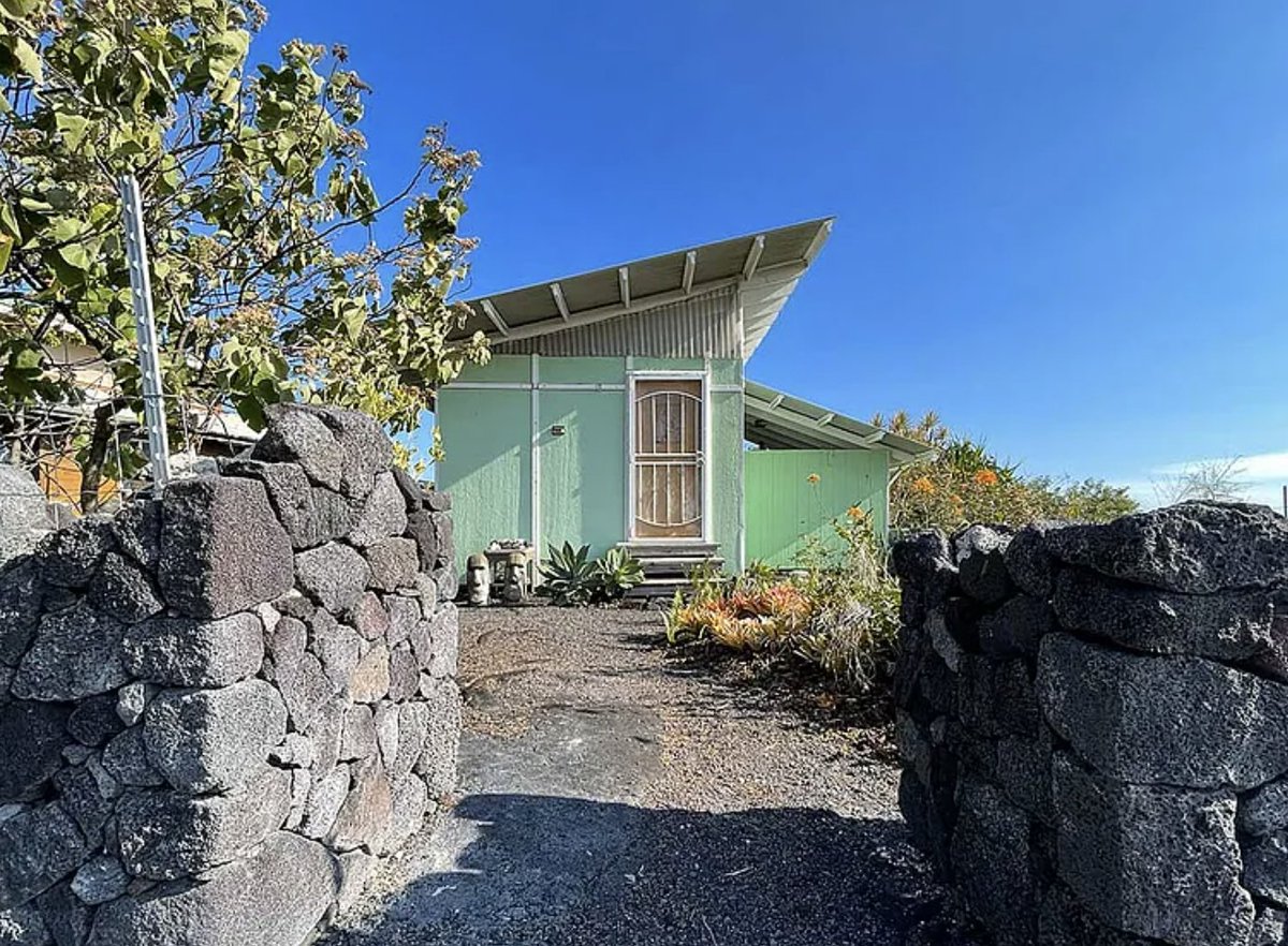 oldhouseunder50's tweet image. Escape to this unique #Hawaiian property with two cozy #cabins, a landscaped yard, and solar-powered living. Enjoy #oceanviews, sunrise vistas, and nearby black sand beaches in this serene, fully furnished island retreat. oldhousesunder100k.com/ocean-view-haw…