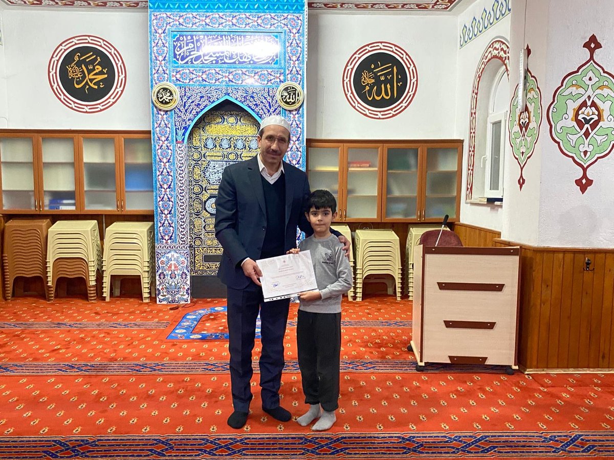 Fatih Sultan Mehmet Camii'nde  Belge Takdim Merasimi Yapıldı.

Fatih Sultan Mehmet Camii'nde, Camilerde Kur'an Öğretimi ve 7-10 yaş Kur'an Kursuna katılarak sürecini başarıyla tamamlayan kursiyerler katılım belgelerini İlçe Müftüsü Ahmet Müjdeci'den aldı.

#akşehirilçemüftülüğü