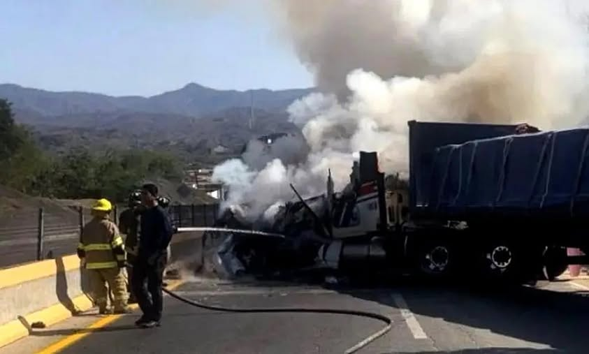 Pero según, no hubo bajas civiles, dicen... 😡
Mensaje de Alianza Mexicana de Organización de Transportistas A.C. (AMOTAC) 👇
Nos quemaron más de 200 trailers y muri3ron 6 choferes; Transportistas de Amotac anuncian bloqueos
Indignación y coraje prevalece en la Alianza Mexicana
