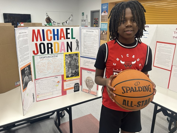 Venicereddevil's tweet photo. It's not too late!  Come join us for the Black History Gallery Walk happening now until 2:30!  Our students work is amazing and you won't want to miss it! https://t.co/JHFRkH0cuf