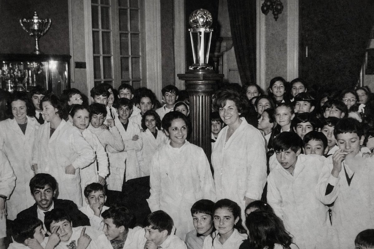 ⭐️ Despues de la hazaña de Old Trafford los colegios de La Plata sacaban turno para visitar la sede y fotografiarse con la Copa del Mundo... El Orgullo de La Ciudad...