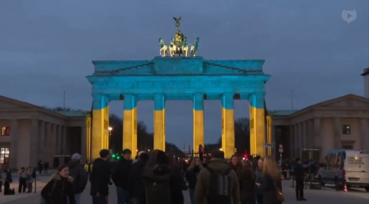 Brandenburg Gate tonight 🇺🇦