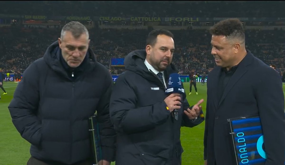 90ordnasselA's tweet image. “Ci vorrebbe una coppia così in campo?”
@MatteoBarzaghi 

“Ma no ci sono Pio e Thuram che sono forti, noi giochiamo a padel”
#Vieri

“Quanto pesi adesso?”
#Capello

“Ancora questo, ma basta”
#Ronaldo