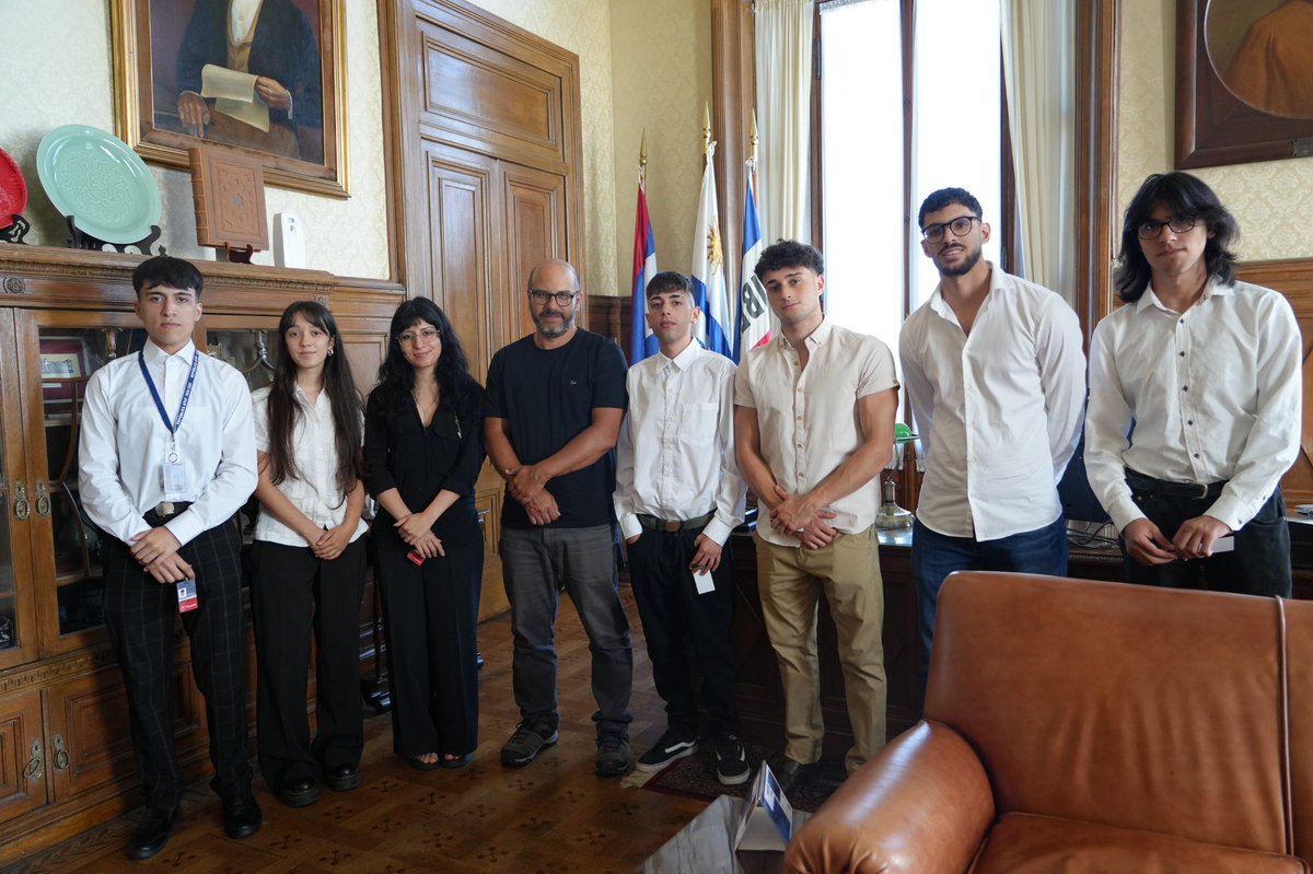 En el marco del Programa Yo Estudio y Trabajo, se firmaron los contratos con los becarios que realizarán su primera experiencia laboral en la Cámara de Representantes.