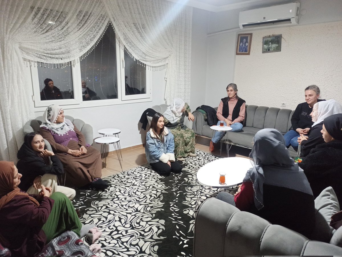 DemKarabaglar's tweet photo. 8 Mart kapsamında Eski Çamlık’ta kadınlarla bir aradaydık.
Kadın kırımına, savaşa ve sömürüye karşı mücadeleyi büyütüyoruz.
8 Mart bir gün değil; kadın birliği ve özgür yaşam çağrısıdır.
Yaşasın kadın dayanışması!
#JinJiyanAzadî https://t.co/hThRG0F6kD