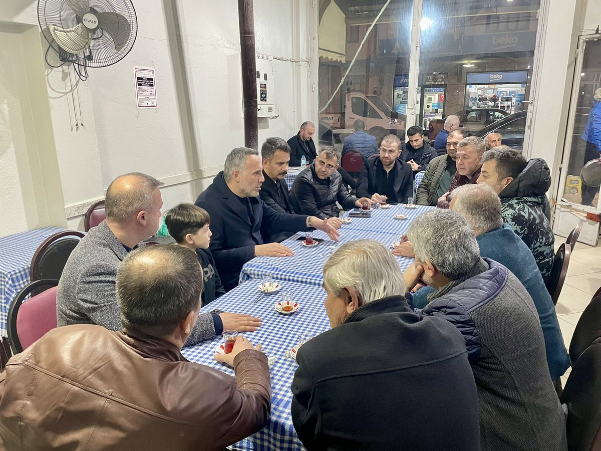 yunustever's tweet photo. Ramazan’ın huzurunu ve bereketini Taraklı’da kıymetli hemşehrilerimizle paylaşmaya devam ediyoruz.

Teravih sonrası hemşehrilerimiz selamlaştık ve çay muhabbetinde buluştuk.

Rabbim kardeşliğimizi daim kılsın; Ramazan’ın rahmetini ve bereketini hanelerimizden eksik etmesin. 🌙🤲🏻
#MilletimizleNiyetimizBir