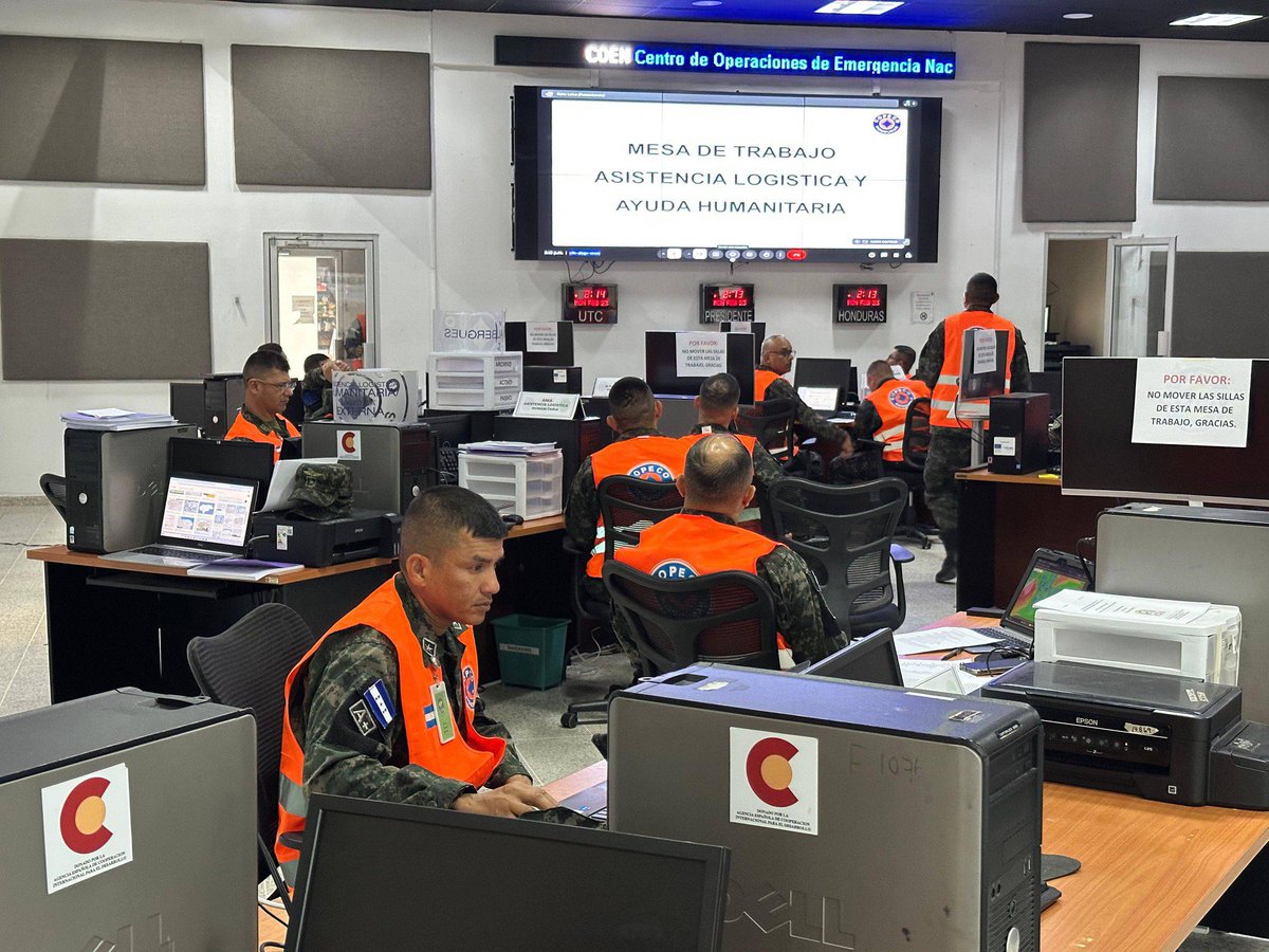 Sedenahn's tweet photo. Fortaleciendo las capacidades estratégicas de las Fuerzas Armadas de Honduras (@FFAAHN), oficiales alumnos🪖 del Curso de Comando y Estado Mayor #ECEM N.º 37 visitaron el Centro de Operaciones de Emergencia Nacional #COEN de la Secretaría de Gestión de Riesgos y Contingencias (@copecogob).

En esta importante jornada se instruyó en temas claves:

 ✔Manejo de crisis
 ✔Asistencia logística
 ✔Ayuda humanitaria  

Los 46 alumnos desarrollaron ejercicios prácticos con escenarios simulados reales: incendios forestales, sismos, inundaciones, frentes fríos y respuesta humanitaria, que ayudará a mejorar la toma de decisiones estratégicas y estar mejor preparados ante cualquier emergencia en el territorio nacional.

 ¡Por una Honduras más resiliente y segura!🫡