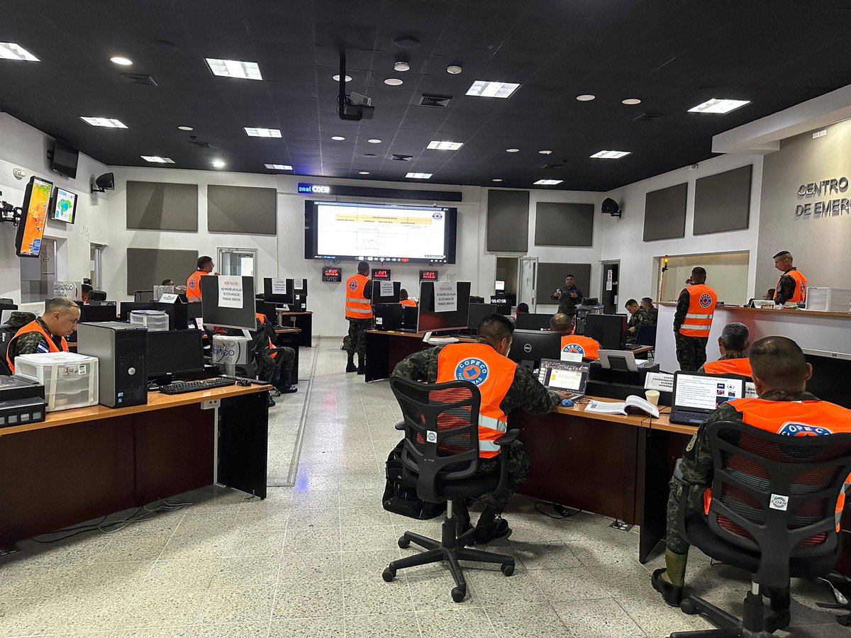Sedenahn's tweet photo. Fortaleciendo las capacidades estratégicas de las Fuerzas Armadas de Honduras (@FFAAHN), oficiales alumnos🪖 del Curso de Comando y Estado Mayor #ECEM N.º 37 visitaron el Centro de Operaciones de Emergencia Nacional #COEN de la Secretaría de Gestión de Riesgos y Contingencias (@copecogob).

En esta importante jornada se instruyó en temas claves:

 ✔Manejo de crisis
 ✔Asistencia logística
 ✔Ayuda humanitaria  

Los 46 alumnos desarrollaron ejercicios prácticos con escenarios simulados reales: incendios forestales, sismos, inundaciones, frentes fríos y respuesta humanitaria, que ayudará a mejorar la toma de decisiones estratégicas y estar mejor preparados ante cualquier emergencia en el territorio nacional.

 ¡Por una Honduras más resiliente y segura!🫡