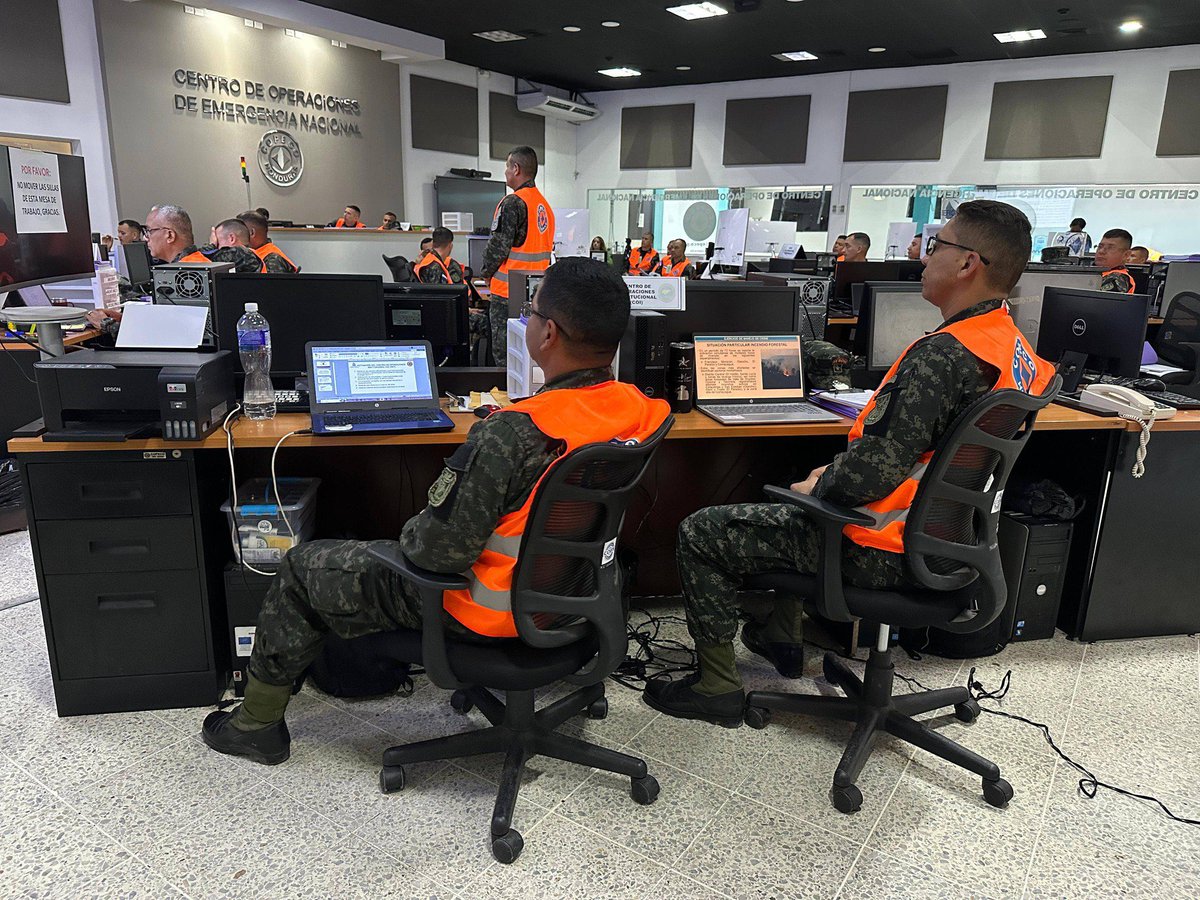 Sedenahn's tweet photo. Fortaleciendo las capacidades estratégicas de las Fuerzas Armadas de Honduras (@FFAAHN), oficiales alumnos🪖 del Curso de Comando y Estado Mayor #ECEM N.º 37 visitaron el Centro de Operaciones de Emergencia Nacional #COEN de la Secretaría de Gestión de Riesgos y Contingencias (@copecogob).

En esta importante jornada se instruyó en temas claves:

 ✔Manejo de crisis
 ✔Asistencia logística
 ✔Ayuda humanitaria  

Los 46 alumnos desarrollaron ejercicios prácticos con escenarios simulados reales: incendios forestales, sismos, inundaciones, frentes fríos y respuesta humanitaria, que ayudará a mejorar la toma de decisiones estratégicas y estar mejor preparados ante cualquier emergencia en el territorio nacional.

 ¡Por una Honduras más resiliente y segura!🫡