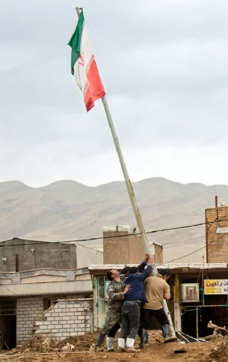 فرق ما با شما اینه که ما همگی یک پرچم را بلند میکنیم،
اماشما هر کدومتون یک پرچم جدا دستتونه
آره، ما مثل هم نیستیم