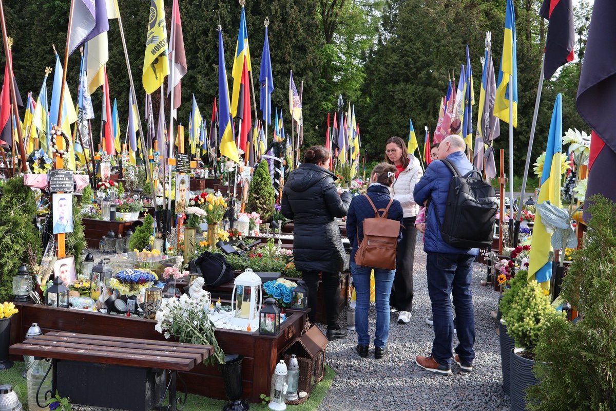 Vier jaar oorlog in Oekraïne. De brutale agressie van Rusland treft al die tijd onschuldige burgers dagelijks op gruwelijke wijze. Ondanks al dat verdriet en de grote offers, blijft Oekraïne vechten en bidden om haar recht om vrij in vrede te leven. Recht boven macht. 🙏🇺🇦