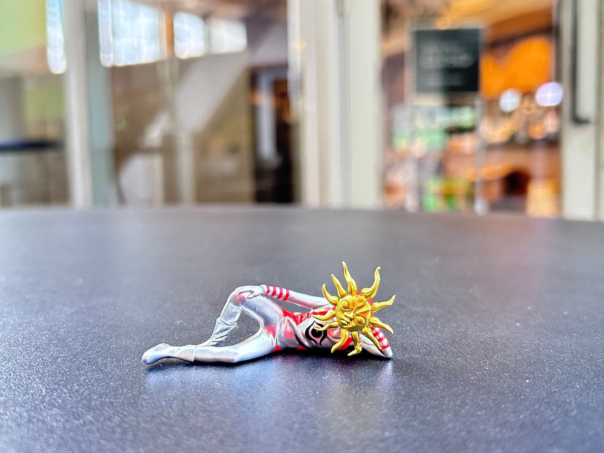 政治・経済・文化あらゆる面で 年寄りじみた顔がその層をもち上げ 重い