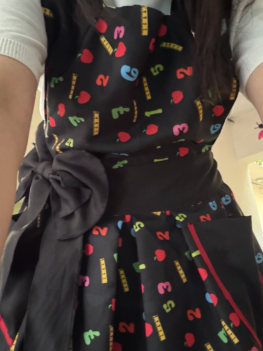 Gael me regaló la bata de Barbie maestra de los 90s que porque yo soy una Barbie 😥😥😥😥😥😥❤️❤️❤️❤️❤️❤️ me muero de ternura la verdad . Te amo Ga , siempre serás mi alumno favorito
