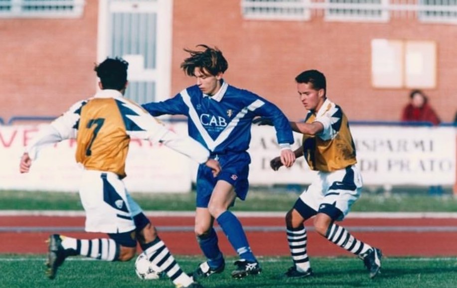 1996 - Pirlo jugando con el <a href="/BresciaOfficial/">Brescia Calcio BSFC</a> contra <a href="/PumasMX/">PUMAS</a> en un torneo juvenil en Pisa.
