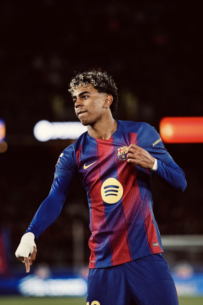 Hay gente que se ofende cuando comparan a Lamine Yamal con Messi o Neymar, después esa misma gente es la que le pide que haga sus números y actuaciones con tan solo 18 años o sino lo matan.

¿Notáis la incongruencia?