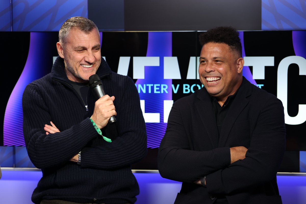 Inter's tweet photo. Ronaldo 🤝 Vieri 🖤💙
Emozioni senza tempo a San Siro 🤩 https://t.co/8pjxVpptf3