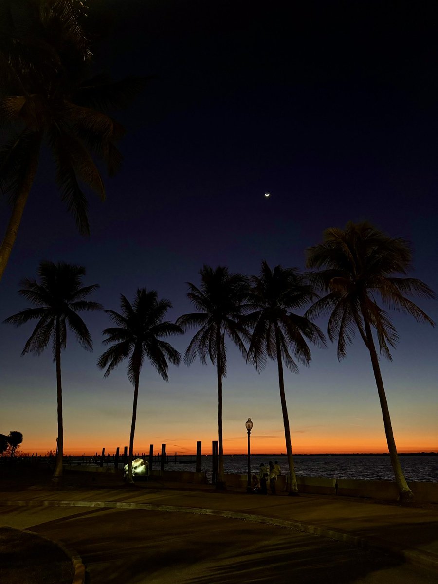 JennaPetracciWX's tweet image. Friday night sunset in Fort Myers, FL #swfl #fortmyers #sunset