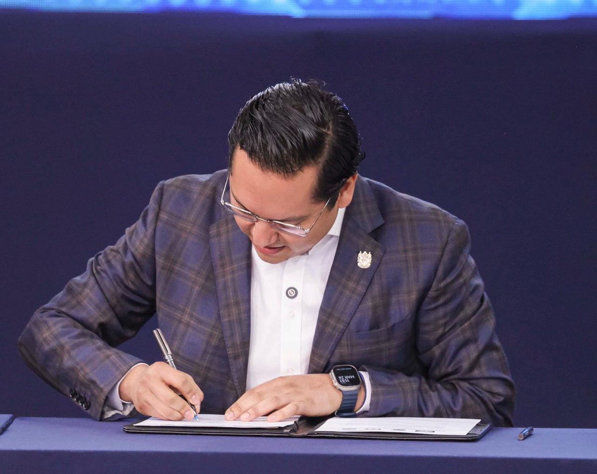 Es un honor encabezar el Cabildo Metropolitano de Querétaro.

Asumo esta responsabilidad convencido de que muchos de los retos que enfrentamos, así como sus soluciones, van más allá de nuestras fronteras. Por eso debemos coordinarnos, sumar esfuerzos y pensar siempre en el bien