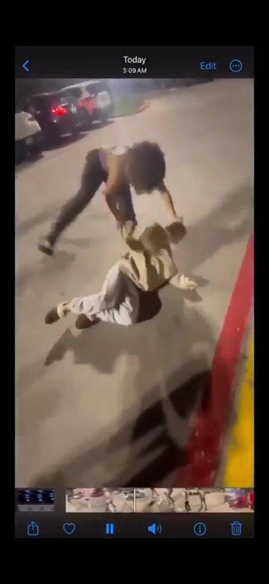 LuckyJake113's tweet photo. @realgirlfights_ Damn taser made her start floating in the air. Wtf 😭 https://t.co/8Ruyqc3tiU