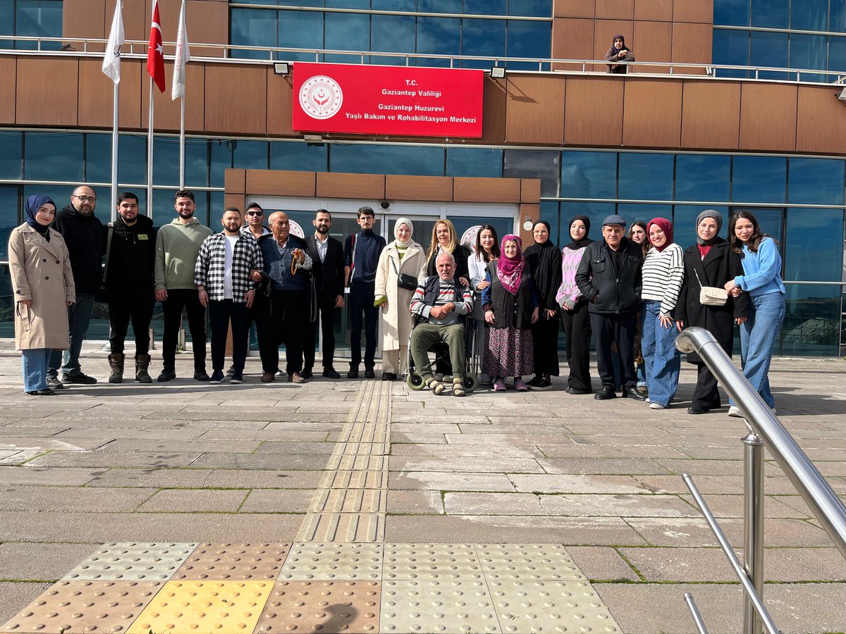 Dernek Yöneticilerimiz ve Gaün Topluluk Başkanımız Zeliha Akbulat ile birlikte, kıymetli ekibimizin katılımıyla huzurevinde ikamet eden büyüklerimizi ziyaret ettik.
<a href="/gantepvaliligi/">Gaziantep Valiliği</a> 
<a href="/umutzeybek/">Umut  ZEYBEK</a>
<a href="/kemalcebervali/">Kemal Çeber</a>
<a href="/Mehmetsat2727/">Mehmet Satıcı</a>
