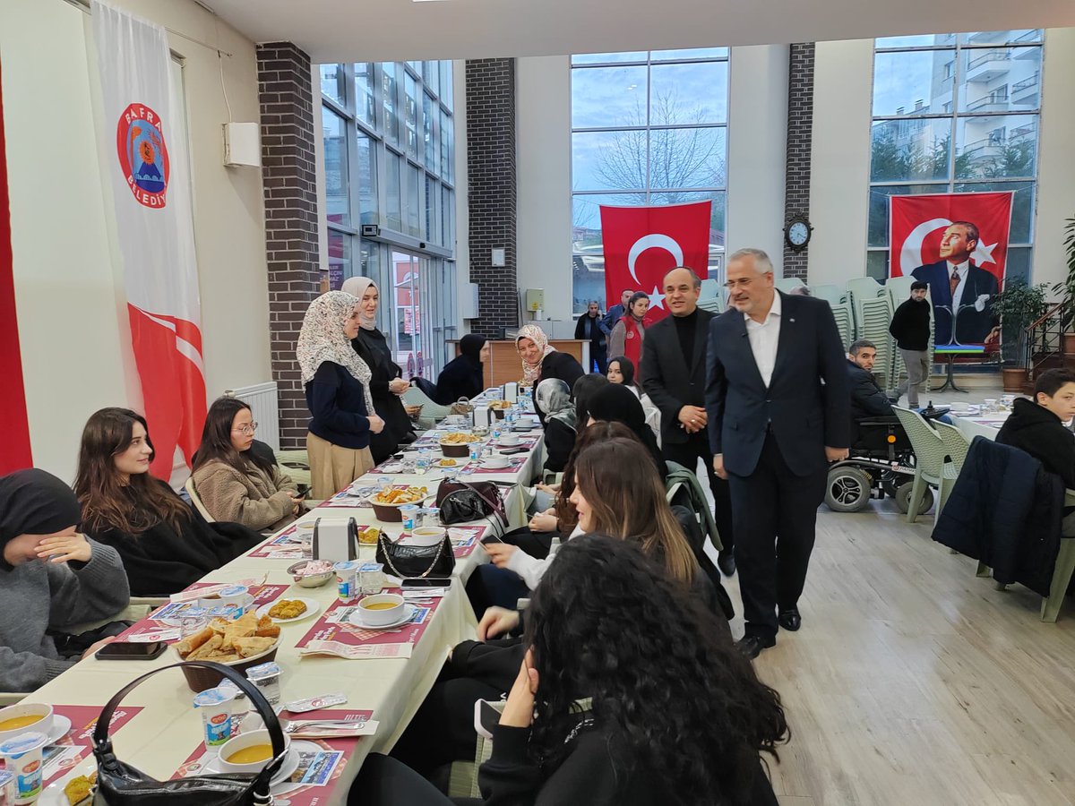 GSB_BafraGM's tweet photo. 🌙 Üniversiteli gençlerimizle iftar soframızda buluşmanın mutluluğunu yaşadık. Birlik ve beraberliğimizi pekiştirdiğimiz bu güzel programda emeği geçen herkese teşekkür ederiz.

Desteklerinden dolayı Belediye Başkanımız Sayın Hamit Kılıç’a şükranlarımızı sunarız.

#gsbgm #bafragm https://t.co/mv8Htals9T