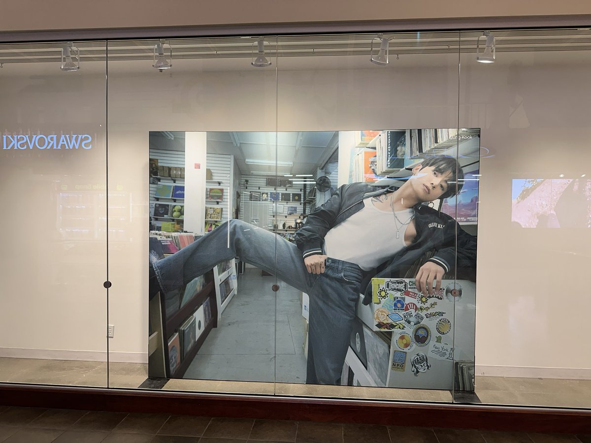 BTSypher7's tweet image. I just popped into the mall and OH MY GOODNESS JUNGKOOK IS HERE JUST OUTSIDE CALGARY!!!!
#CalvinKlein