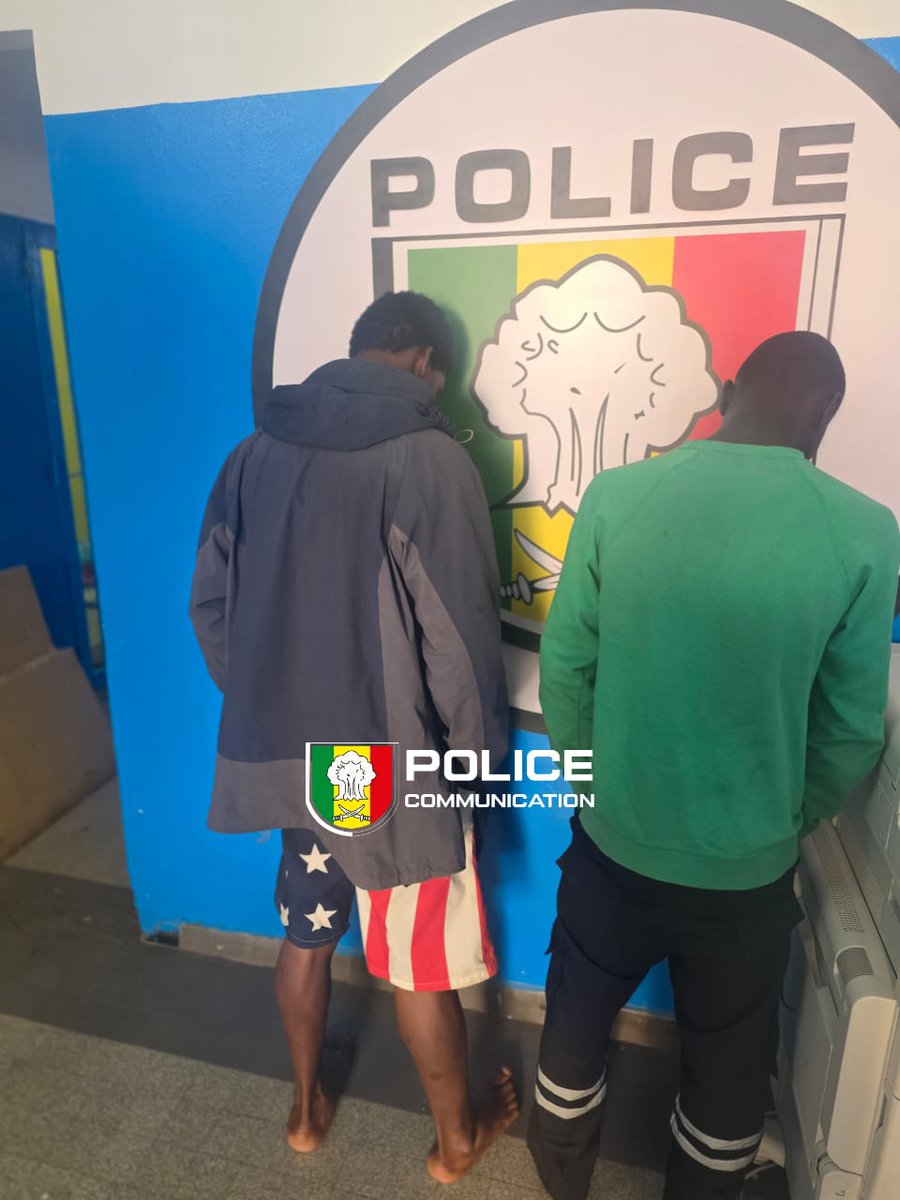 PoliceNationSN's tweet image. Le Commissariat de Plateau en action : 4 individus interpellés pour deux affaires distinctes.
1️⃣ VOLS : 2 voleurs de motos surpris en flagrant délit.  2️⃣ STUPÉFIANTS : 2 individus interpellés au Marché Kermel en possession de 20 plaquettes de Kush. 
#Stups #Vol #Proteger