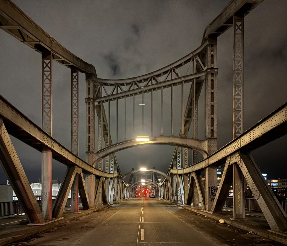 Besonders schön ist diese Brücke am Bahnhof Berlin-Gesundbrunnen, wenn keine Autos den Anblick stören.