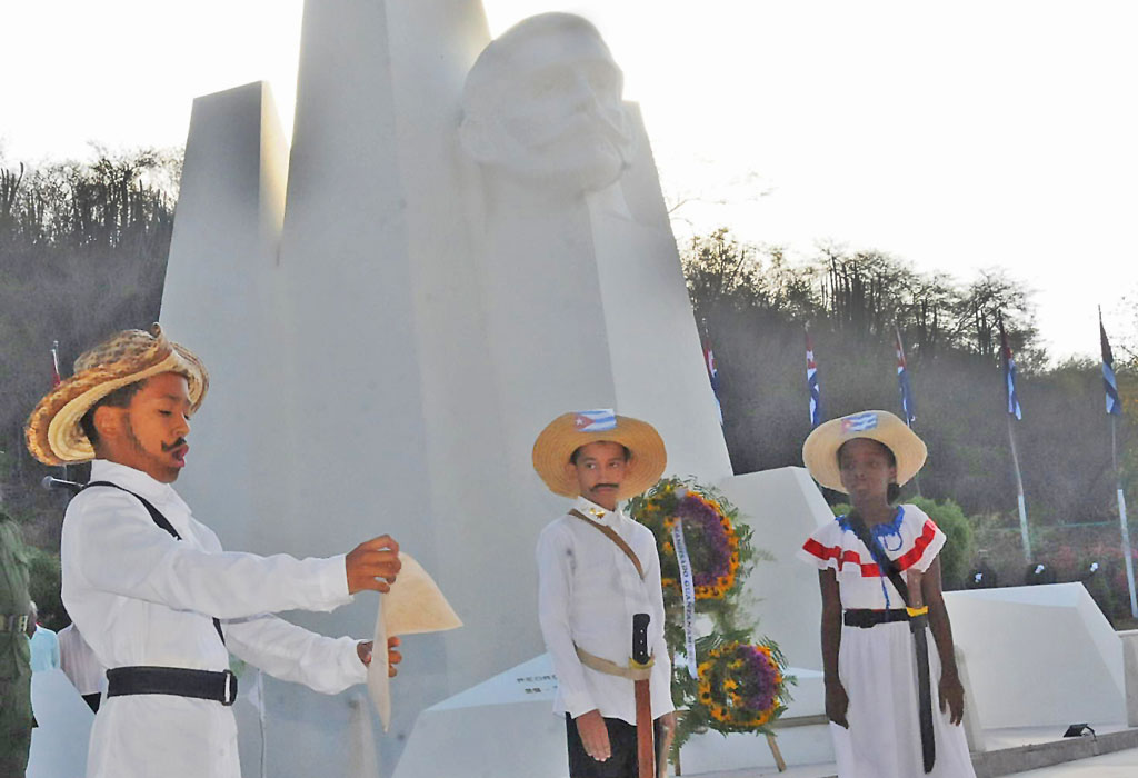 Y en #Guantánamo, en mismo lugar donde hace 131 años se firmó el Acta del alzamiento de La Confianza, el pueblo guantanamero acompañado por las nuevas }generaciones, honró a sus héroes.
#CubaSoberana
#CubaViveEnSuHistoria
#GuantanamoNoSeDetiene
<a href="/yoeaberob1/">Yoel Perez Garcia</a> <a href="/AsambleaCuba/">Asamblea Nacional Cuba</a>