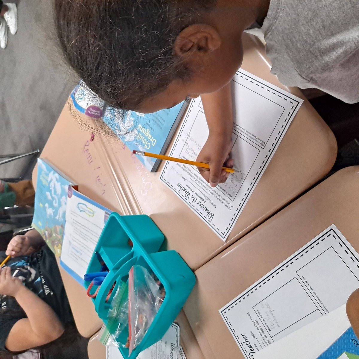 Our students are strengthening their comprehension skills by using graphic organizers to break down informational text! We love seeing students take ownership of their learning and build the tools they need to be confident, thoughtful readers! #uknighted