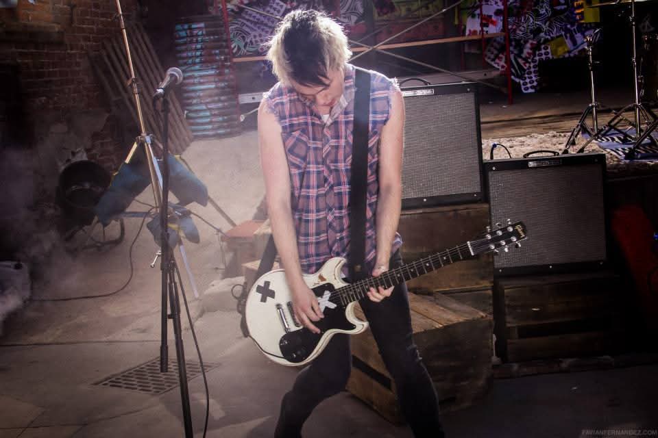 5SOSUpdES's tweet photo. ◜📢◞ #INFOSOS — Hace 12 años, #5SecondsofSummer estrenó en #Youtube el icónico video de su single debut #SheLooksSoPerfect 💛 Hoy supera los 327 MILLONES de vistas y permanece como un lanzamiento emblemático 🌟
🔗: https://t.co/Ea3chl9rFD
#12YearsOfSheLooksSoPerfectMV https://t.co/Ysi0pGnsfH
