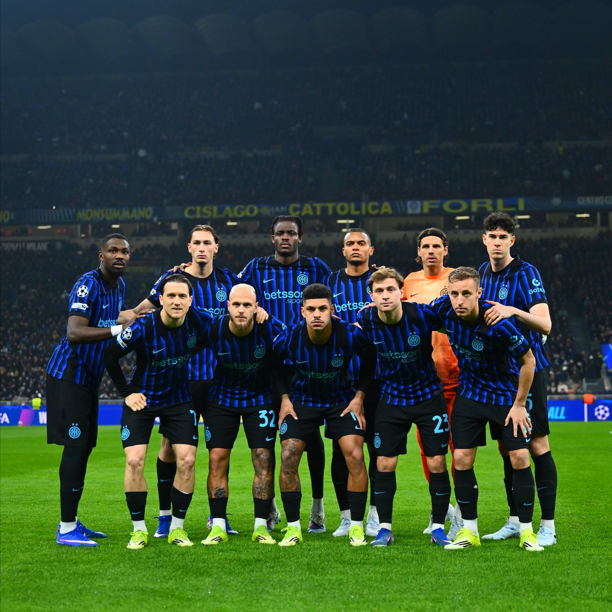 Siamo qui. Con voi 🖤💙