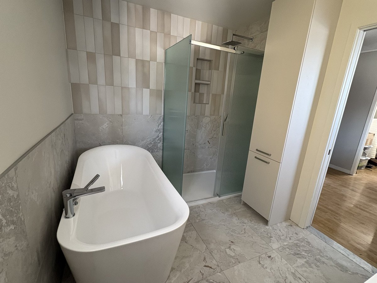 Il manque le dosseret, le robinet du lavabo, le store, les encastrés, et le convectaire. Mais ça va ressembler à ça! Et non, ma toilette n’est pas 2 pieds de haut! 🤪😅